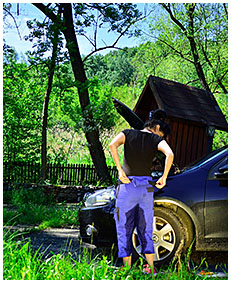 Dee fixes her car