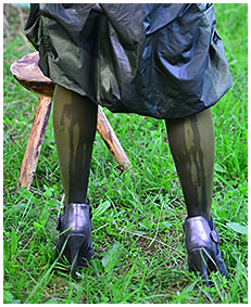 dee tries to be living statue but wets herself 05