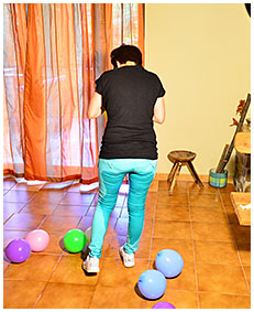 blowing baloons peeing her pants 02