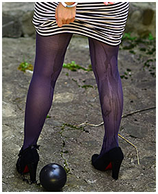 she pretends the pees in pantyhose 0