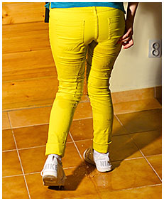 she pissed her yellow pants 2