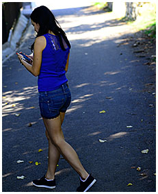 antonia shorts wetting on the street 01