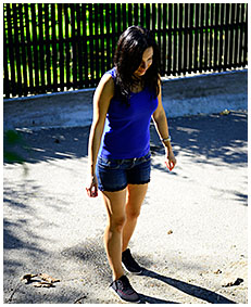 antonia shorts wetting on the street 03