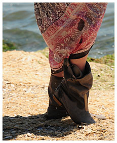 alice pisses her stylish boots at the beach