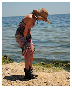 alice pisses her stylish boots at the beach2