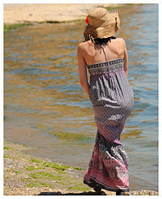 alice stylish at the beach pisses her dress4