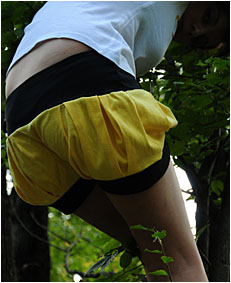 dee climbing down a tree pees her yellow shorts3