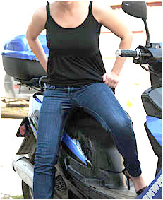 dee pisses her jeans on her scooter 1