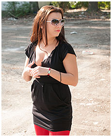 dee pisses her pantyhose in the parking lot 000883