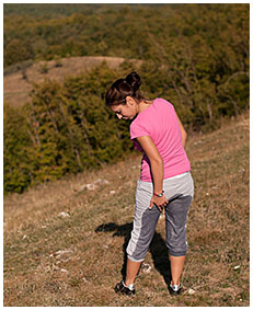 dee pisses her training pants hiking 000100