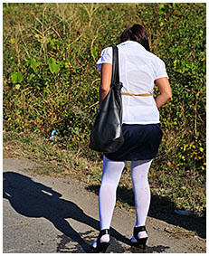 dee and sara pee their pants on the road 02