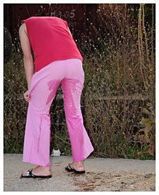 dee wetting her pink loose pants2