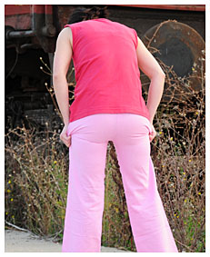 dee wetting her pink loose pants5