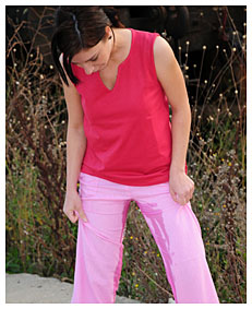 dee wetting her pink loose pants7
