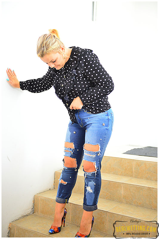 Lady wets her jeans going up the stairs pissing all over the place