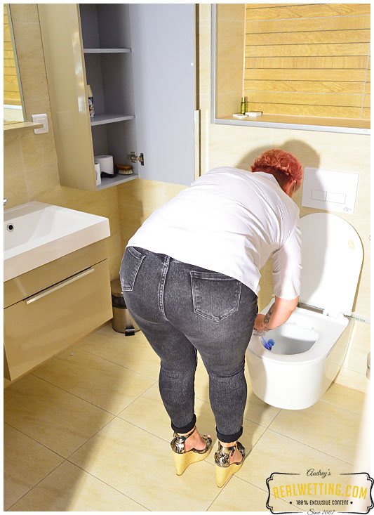 Woman finds piss on toilet seat and trying to wipe it she pisses her tight jeans