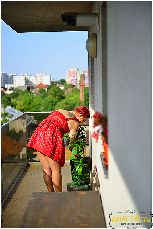 She pissed her pantyhose on the balcony