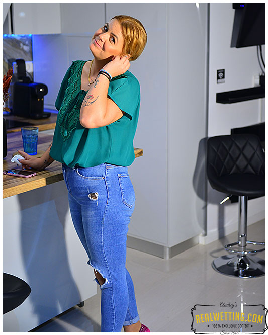 She felt her piss run down in her jeans and pantyhose