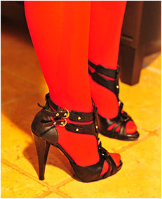 pissed shoes dee pissed her tights and shoes1